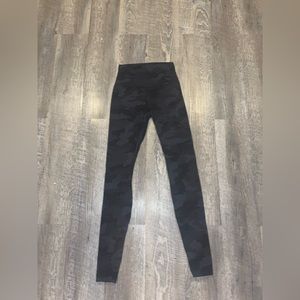 black camo lululemon leggings size 4